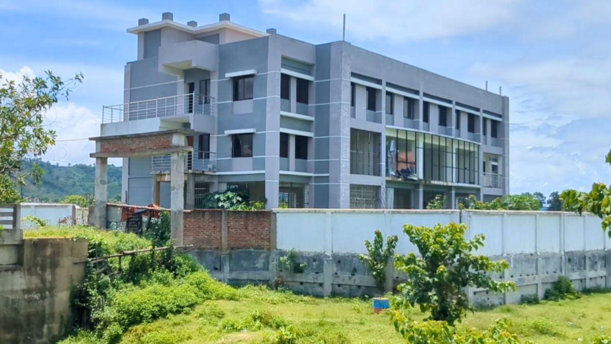 নতুন ভবন নির্মাণ শেষ, তবু পুরনো ভবনে গাদাগাদি অফিস