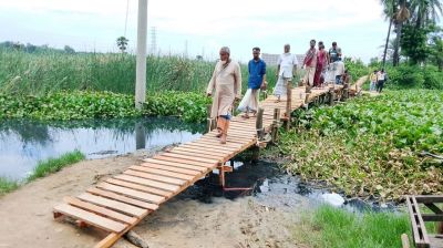 স্বেচ্ছাশ্রমে নির্মিত কাঠের সেতুতে ১০ গ্রামের মানুষের মেলবন্ধন