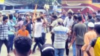 গৌরনদীতে বিতর্কিত স্বাস্থ্য কর্মকর্তার বদলী ঠেকাতে সড়ক অবরোধ, আহত ১৫