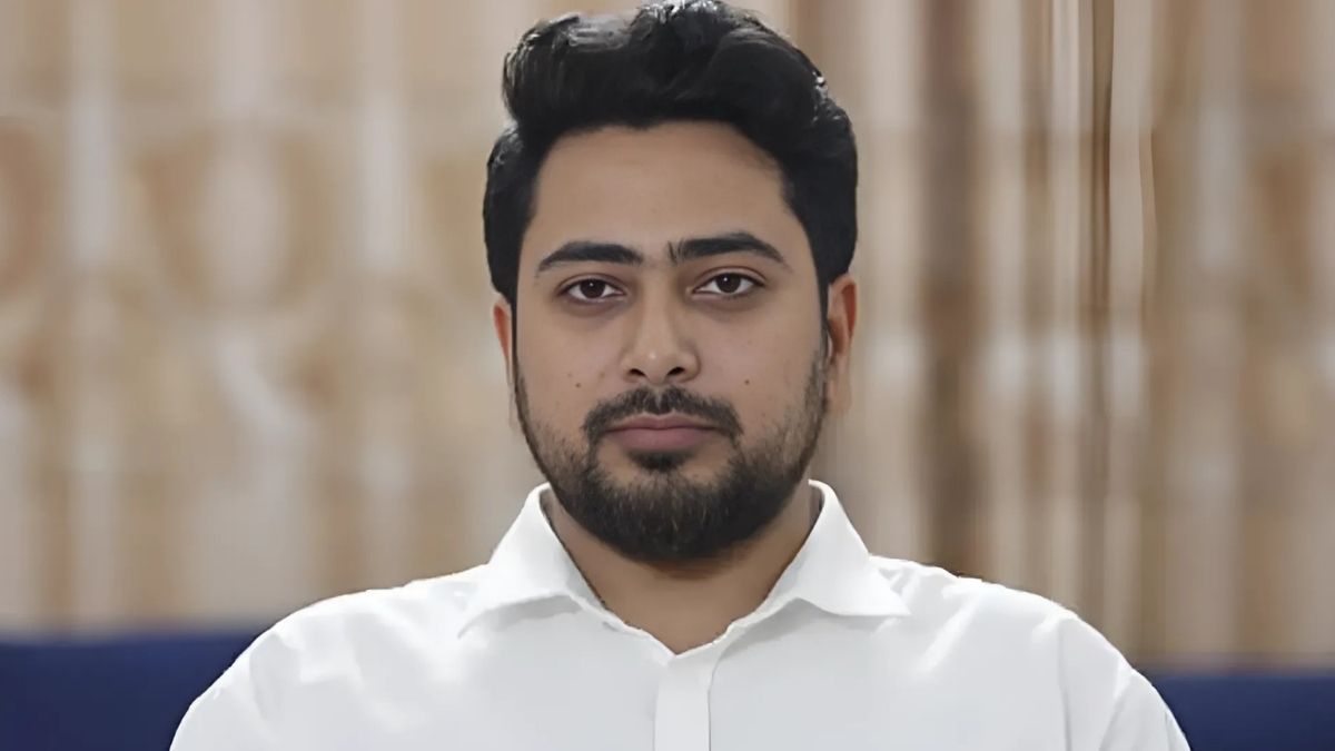 ব্লকেড সরিয়ে নিন, রাজপথের একপাশে অবস্থান করুন : নাহিদ