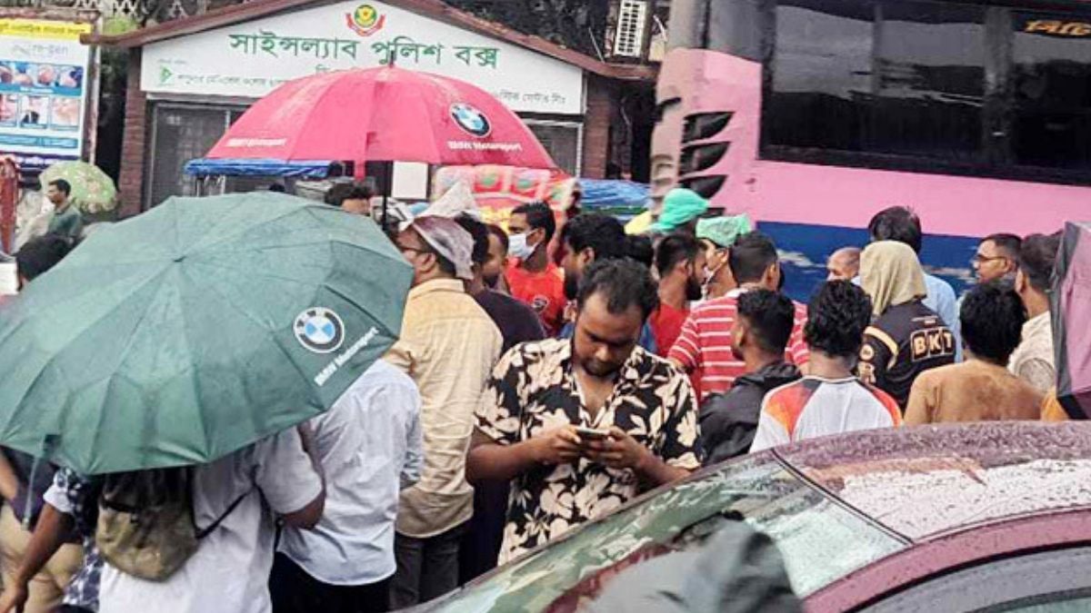 গোপালগঞ্জে হামলার প্রতিবাদে সায়েন্সল্যাব মোড় অবরোধ