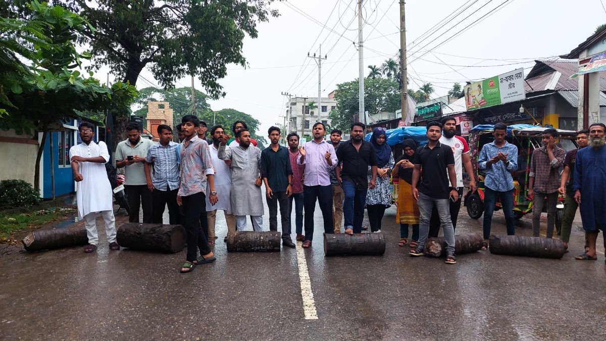 গোপালগঞ্জে হামলার প্রতিবাদে শেরপুরে সড়ক অবরোধ
