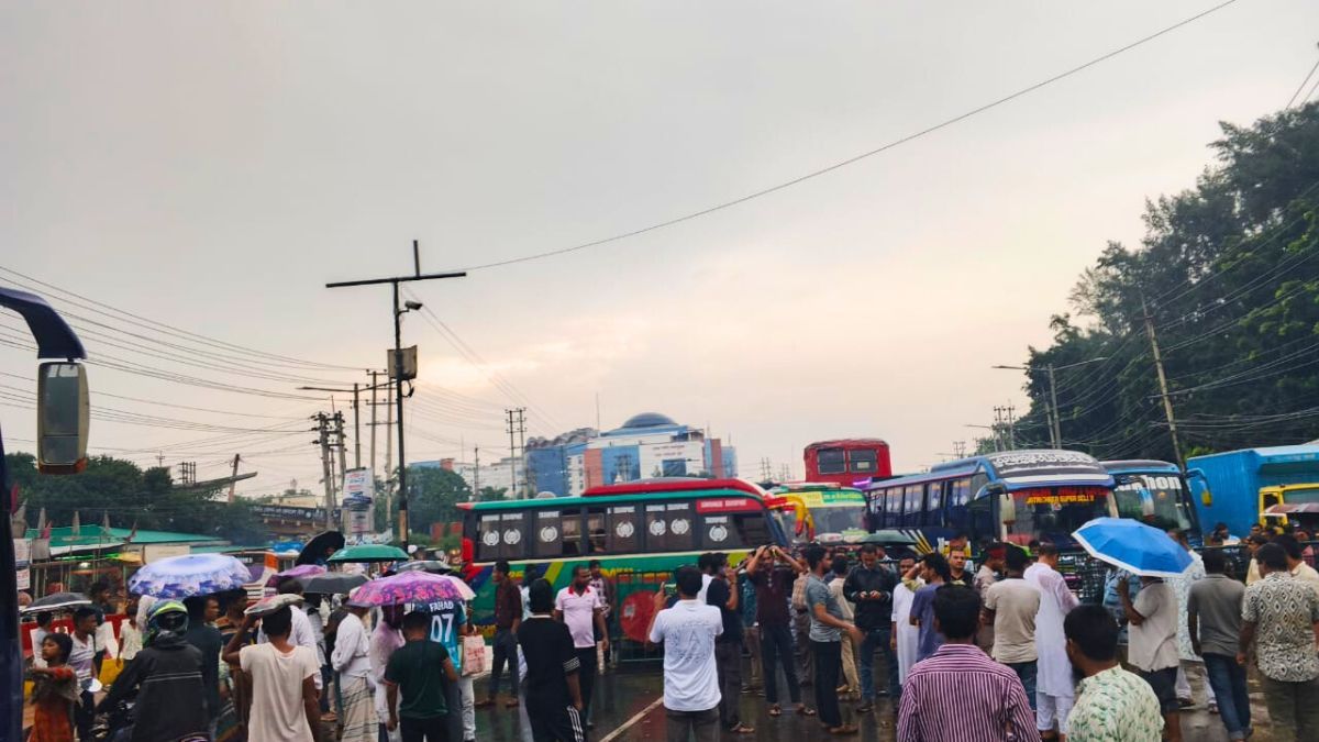 গোপালগঞ্জের ঘটনার প্রতিবাদে ঢাকা-আরিচা ও নবীনগর-চন্দ্রা মহাসড়ক অবরোধ