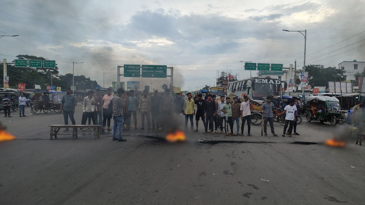 গোপালগঞ্জে হামলার প্রতিবাদে ভাঙ্গায় এনসিপির সড়ক অবরোধ