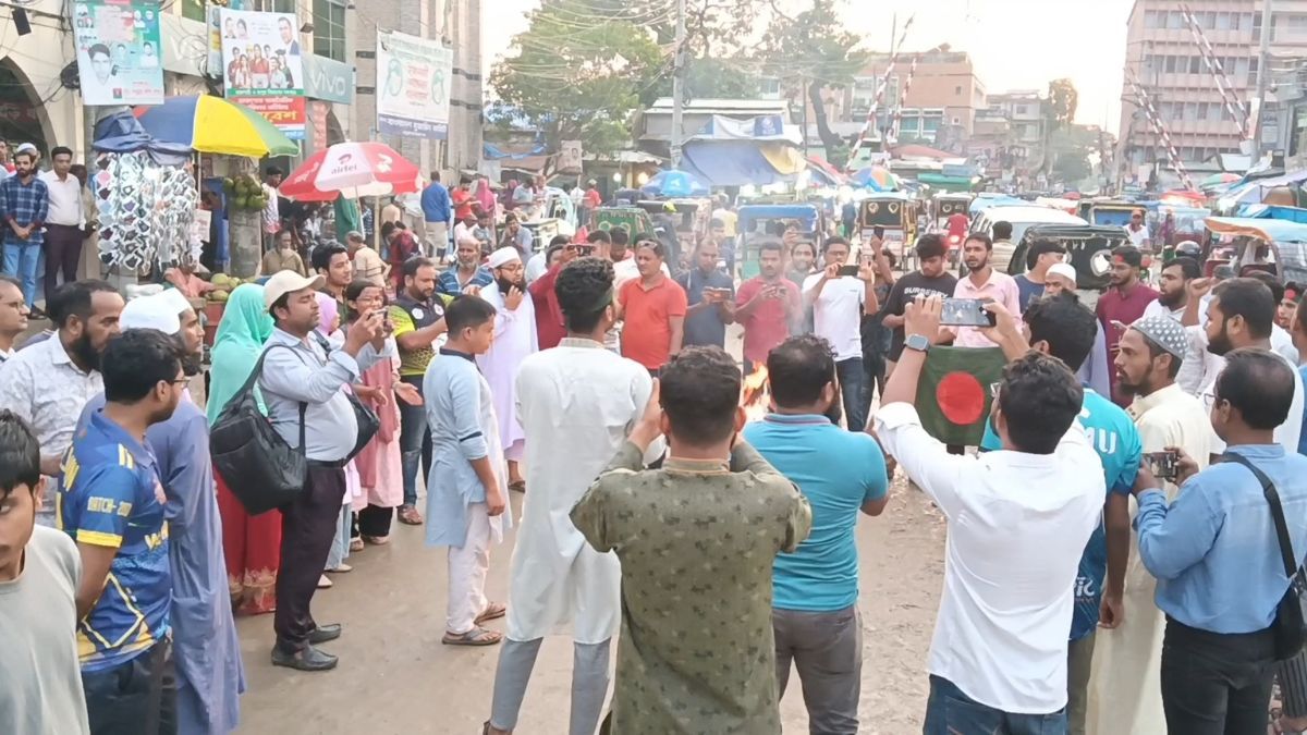 গোপালগঞ্জে হামলার প্রতিবাদে জয়পুরহাটে এনসিপির সড়ক অবরোধ