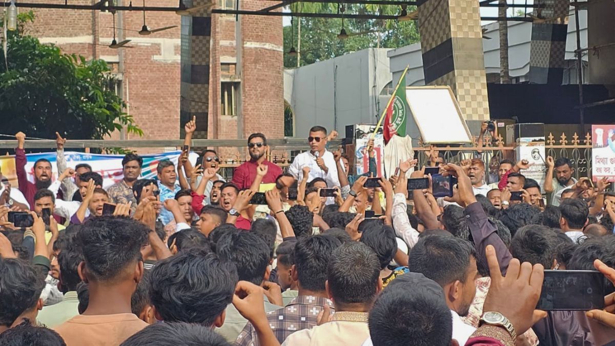 আইনশৃঙ্খলা অবনতির প্রতিবাদে বান্দরবানে যুবদলের বিক্ষোভ