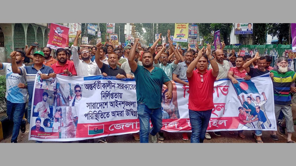 আইনশৃঙ্খলা পরিস্থিতির অবনতির প্রতিবাদে টাঙ্গাইলে যুবদলের বিক্ষোভ