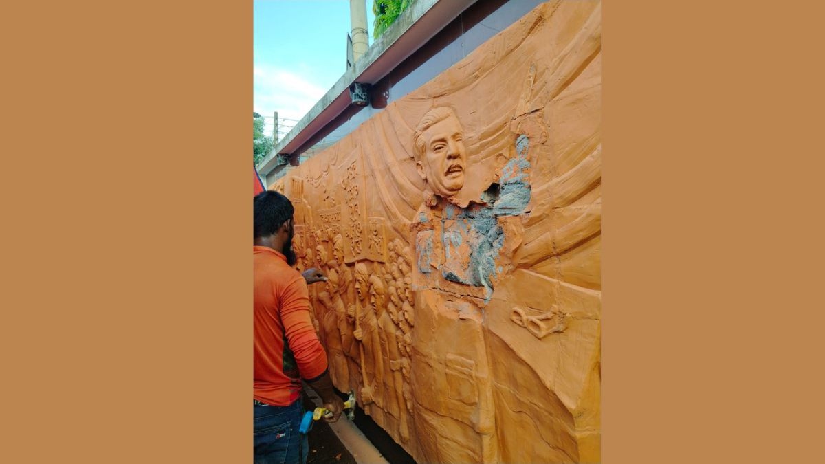 কুবিতে ভাঙা হচ্ছে বঙ্গবন্ধুর পোড়ামাটির ফলক, জানে না প্রশাসন