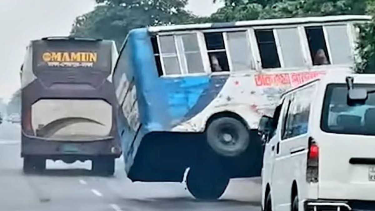 শ্রীপুরে ২ বাসের পাল্লা, সড়কের বিভাজকে উঠে গেল মিনিবাস