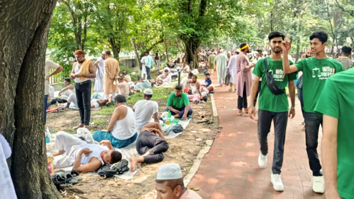 সমাবেশে বাড়ছে ভিড়, রমনা পার্কে জামায়াত কর্মীদের বিশ্রাম