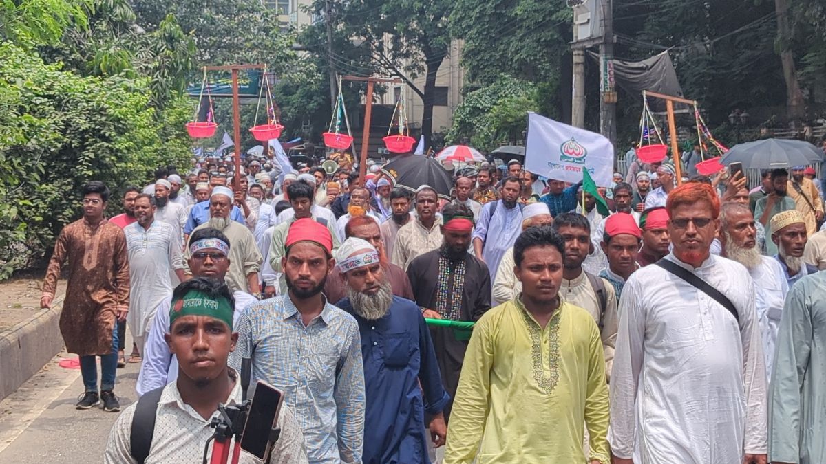 দূর থেকে আগতদের ভোগান্তি এড়ালেন ঢাকার নেতাকর্মীরা