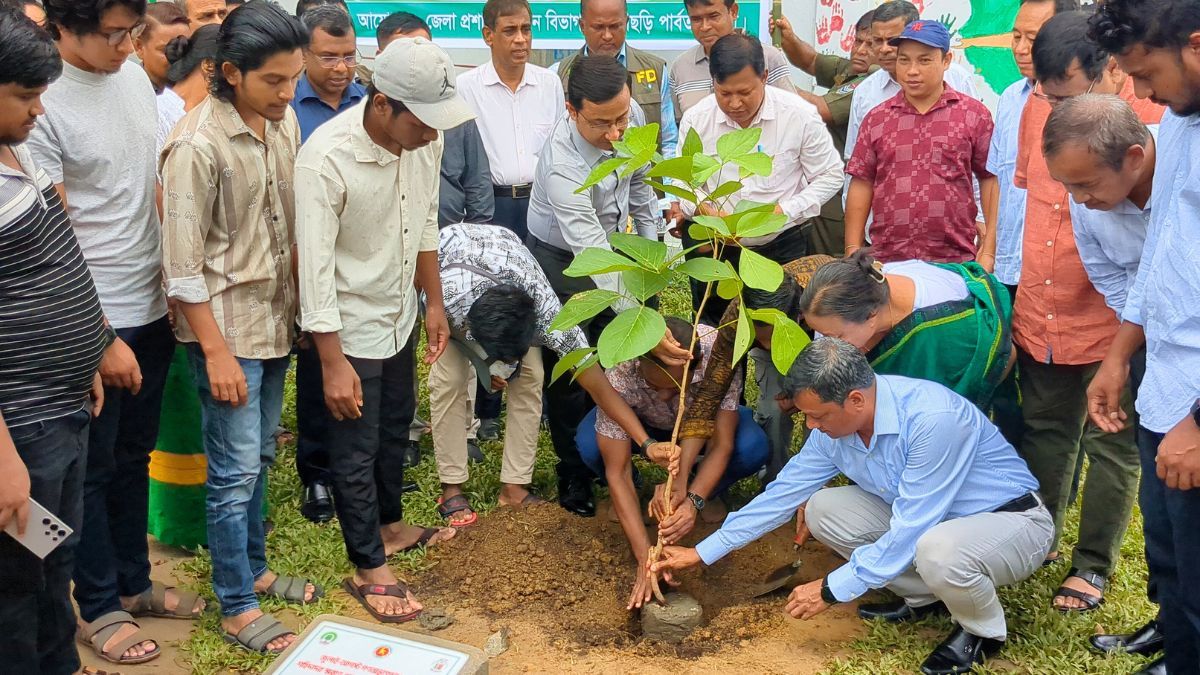 খাগড়াছড়িতে শহীদদের স্মরণে ‘এক শহীদ, এক বৃক্ষ’ কর্মসূচি