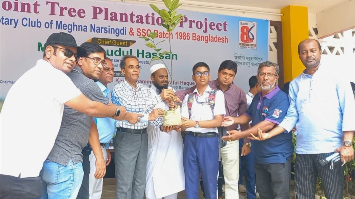 নরসিংদীতে শিক্ষার্থীদের মাঝে ১ হাজার গাছের চারা বিতরণ