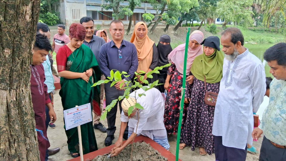 মুন্সীগঞ্জে গণঅভ্যুত্থানে শহীদদের নামে বৃক্ষরোপণ কর্মসূচি