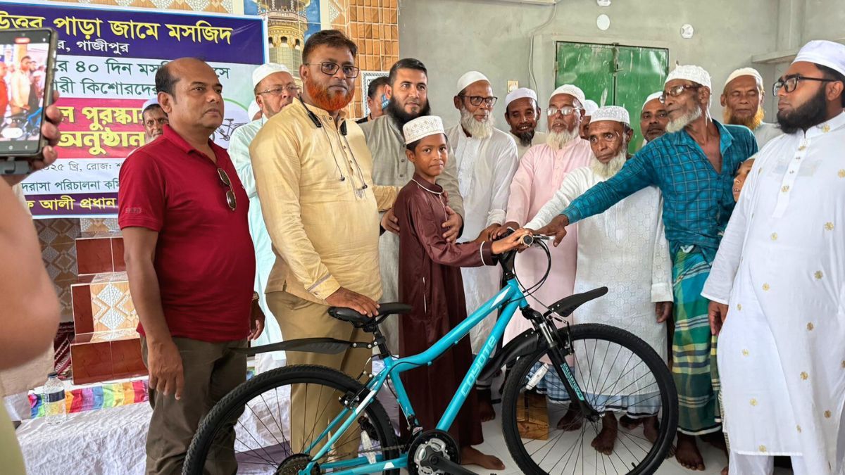 শ্রীপুরে ৪০ দিন জামাতে নামাজ আদায় করায় কিশোরদের বাইসাইকেল উপহার