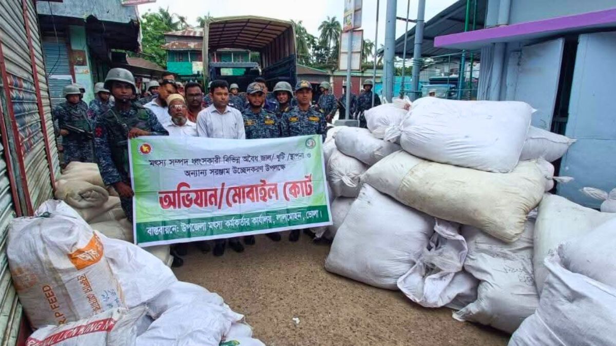 লালমোহনে যৌথ অভিযানে আড়াই কোটি টাকার অবৈধ জাল জব্দ