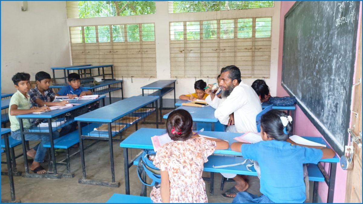 বিদ্যালয় চলাকালে প্রাইভেট পড়ানোর অভিযোগ প্রধান শিক্ষকের বিরুদ্ধে