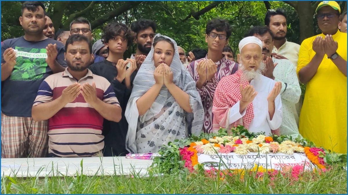 হুমায়ূন আহমেদের মৃত্যুবার্ষিকী আজ, ফুলেল শ্রদ্ধায় স্মরণ