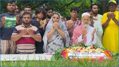 হুমায়ূন আহমেদের মৃত্যুবার্ষিকী আজ, ফুলেল শ্রদ্ধায় স্মরণ