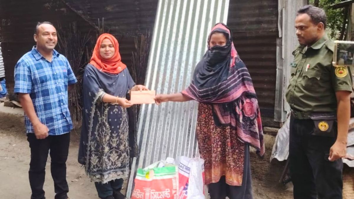 ফরিদগঞ্জে ঘর হারানো প্রতিবন্ধী পরিবারের পাশে ইউএনও