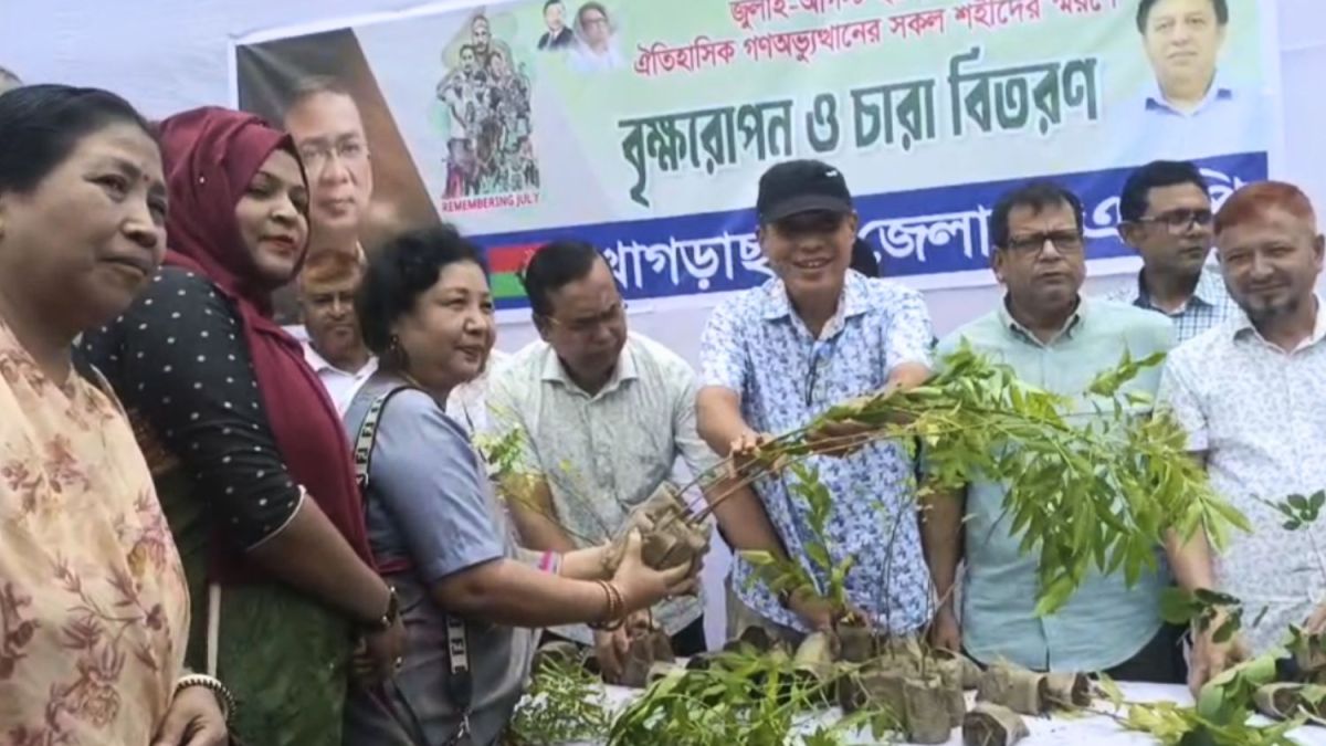 জুলাই অভ্যুত্থানে শহীদদের স্মরণে খাগড়াছড়িতে চারা বিতরণ