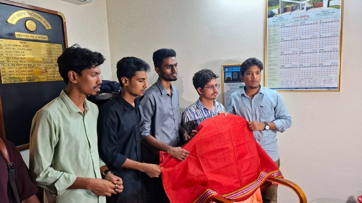 বেরোবিতে ছাত্র উপদেষ্টা-প্রক্টরের চেয়ারে শাড়ি-চুড়ি রেখে তোপের মুখে সমন্বয়করা