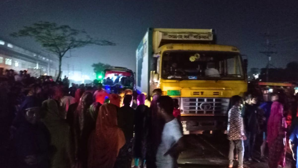 শ্রীপুরে বকেয়া বেতনের দাবিতে শ্রমিকদের মহাসড়ক অবরোধ