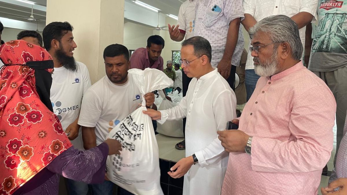 ফেনীতে বন্যার্তদের মাঝে বিজিএমইএ’র ত্রাণ বিতরণ