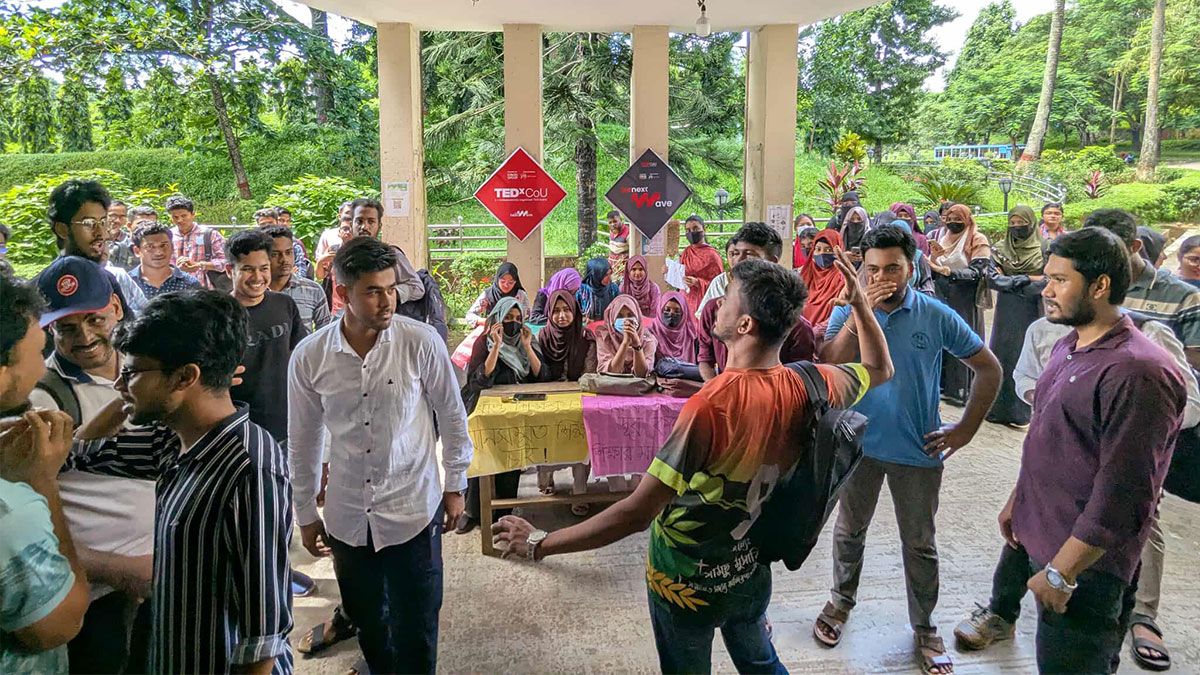 শিক্ষক নিয়োগের আশ্বাস, আন্দোলন ভেঙে ক্লাসে ফিরলেন কুবির শিক্ষার্থীরা