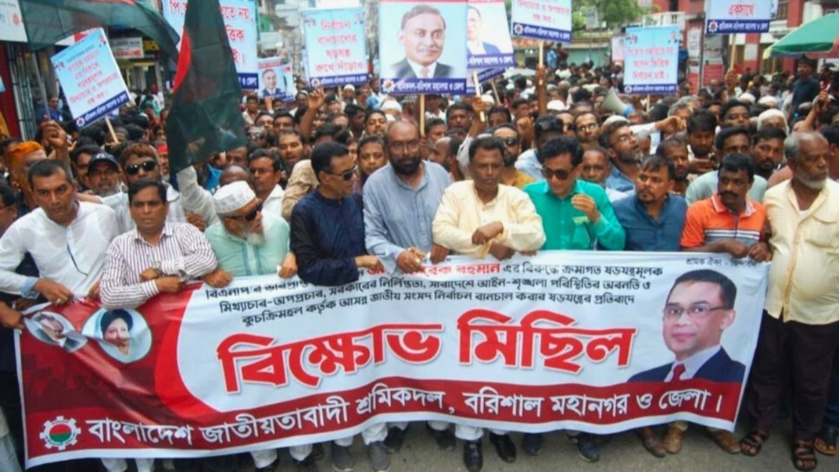 নির্বাচন নিয়ে ‘ষড়যন্ত্রের’ প্রতিবাদে বরিশালে শ্রমিকদলের বিক্ষোভ