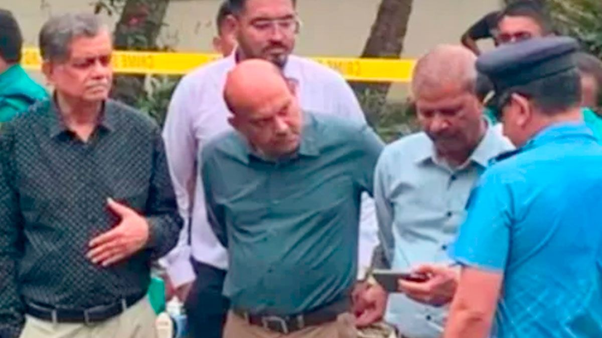 ৫ ঘন্টা অবরুদ্ধ থাকার পর বের হলেন দুই উপদেষ্টা ও প্রেস সচিব