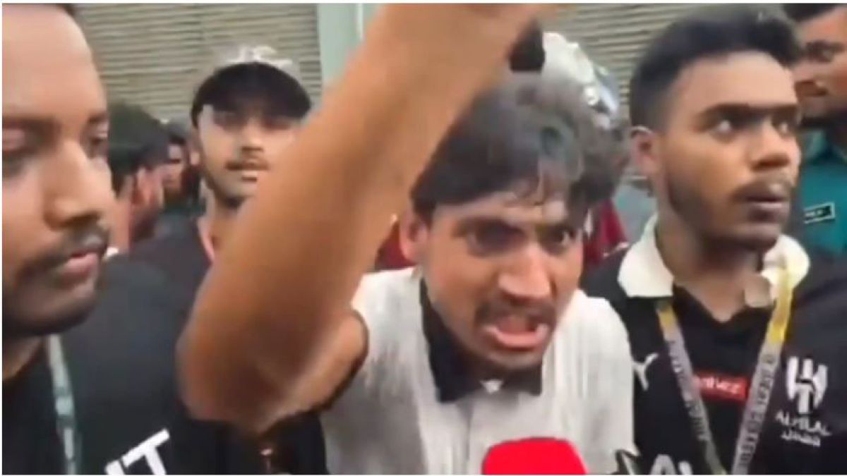 সচিবালয়ের সামনে শিক্ষার্থীদের বিক্ষোভ, সব গেট বন্ধ