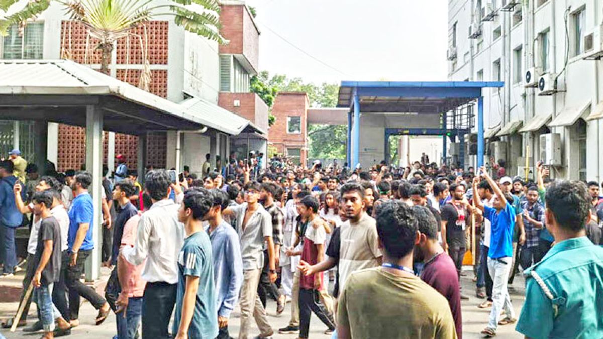 সচিবালয়ে ঢুকে পড়েছেন শিক্ষার্থীরা, চলছে লাঠিচার্জ-ধাওয়া ও পাল্টা ধাওয়া