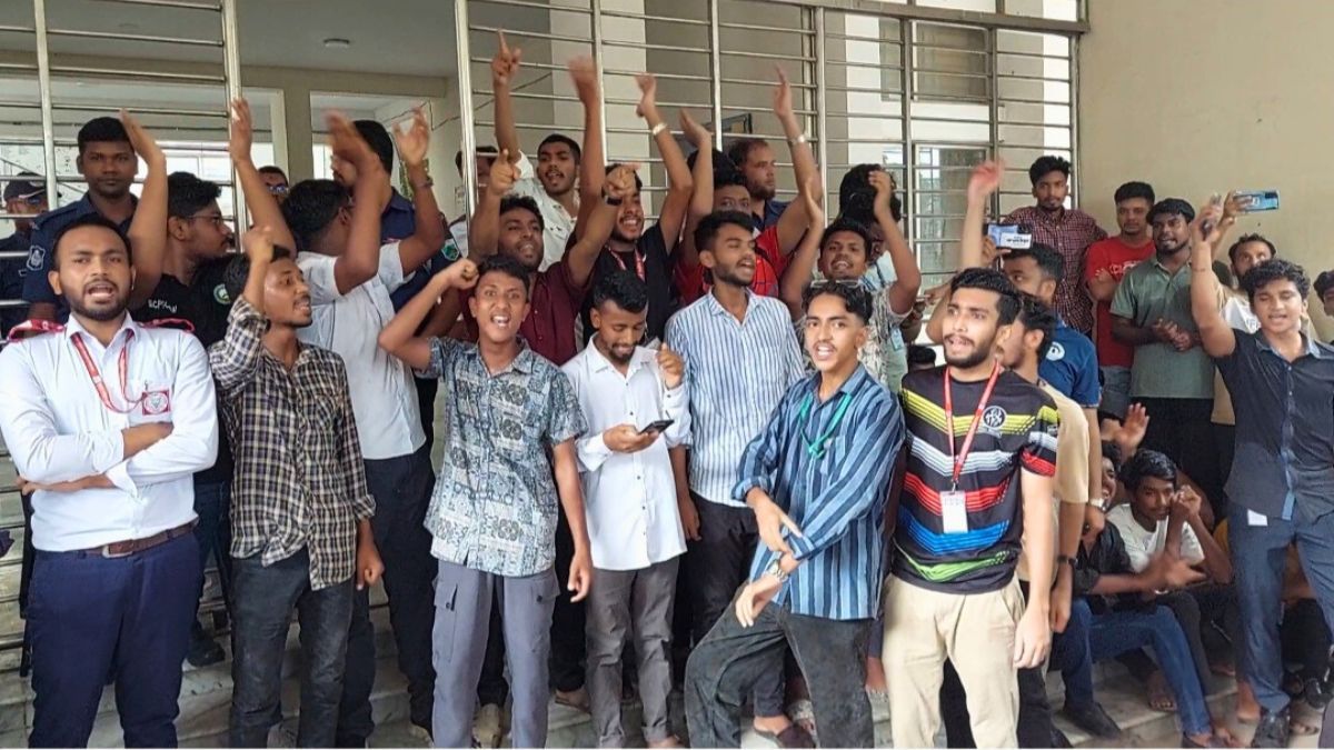 শিক্ষা উপদেষ্টার পদত্যাগ দাবিতে বগুড়ায় শিক্ষার্থীদের বিক্ষোভ