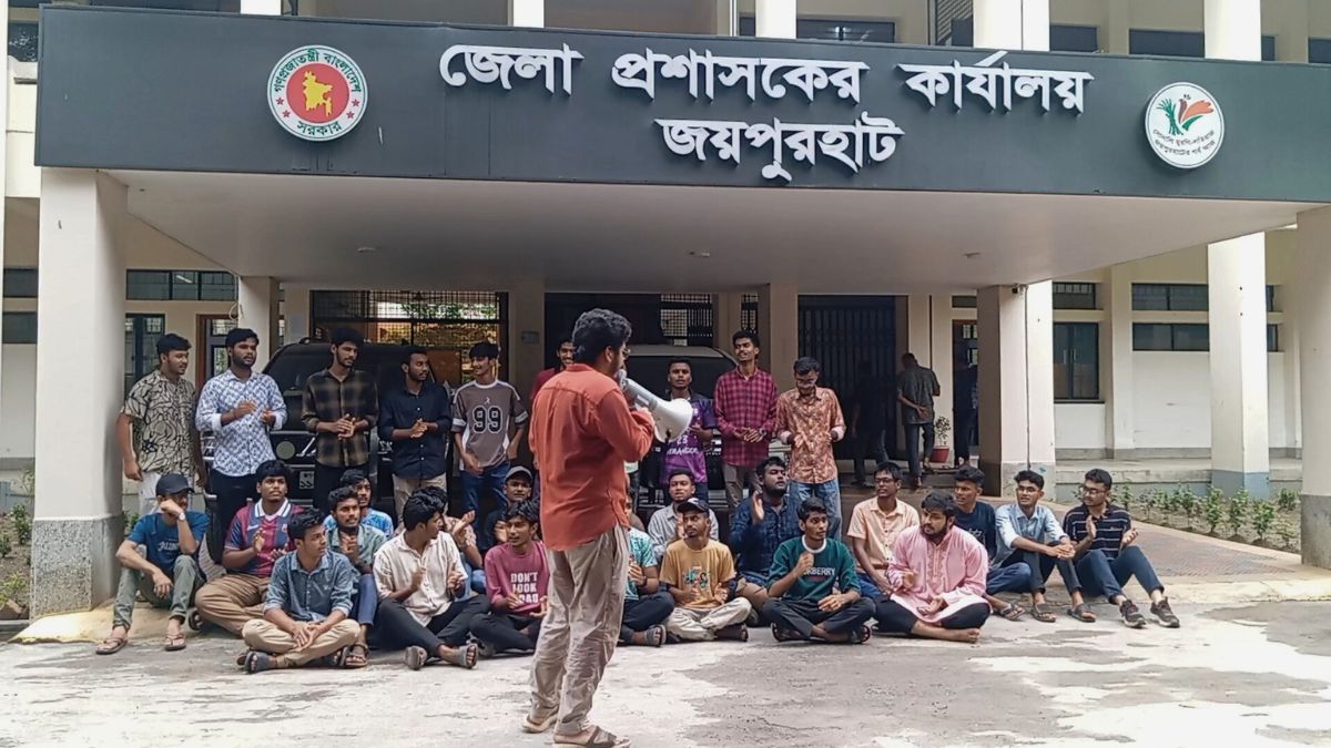 শিক্ষা উপদেষ্টার পদত্যাগসহ তিন দাবিতে জয়পুরহাটে বিক্ষোভ