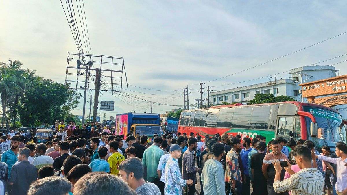 বরিশালে শিক্ষার্থীদের বিক্ষোভ-অবরোধে মহাসড়ক অচল