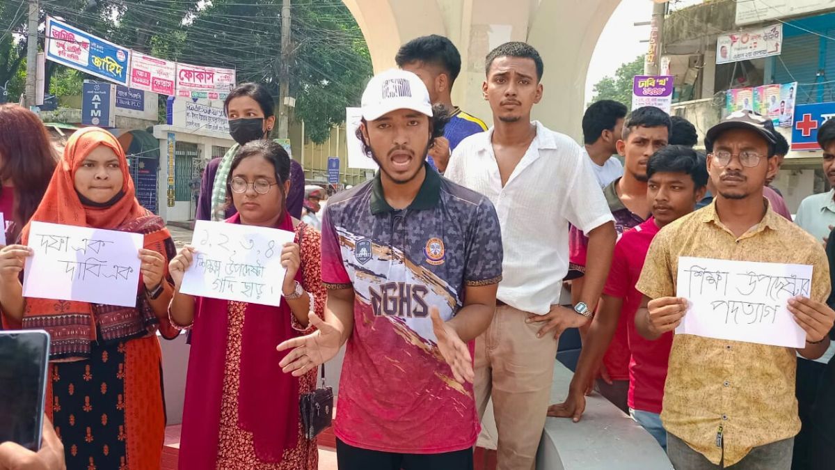 শিক্ষা উপদেষ্টার পদত্যাগের দাবিতে নীলফামারীতে শিক্ষার্থীদের বিক্ষোভ