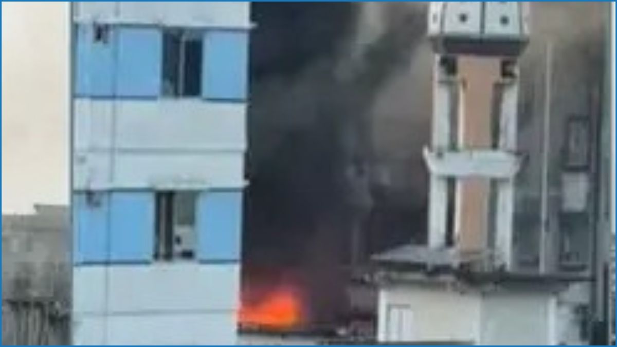 শেওড়াপাড়ায় মেট্রো স্টেশনের পাশে ভবনে অগ্নিকাণ্ড