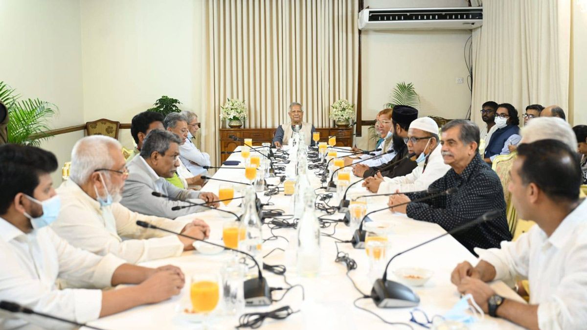বিএনপি-জামায়াত-এনসিপির সঙ্গে প্রধান উপদেষ্টার বৈঠক চলছে