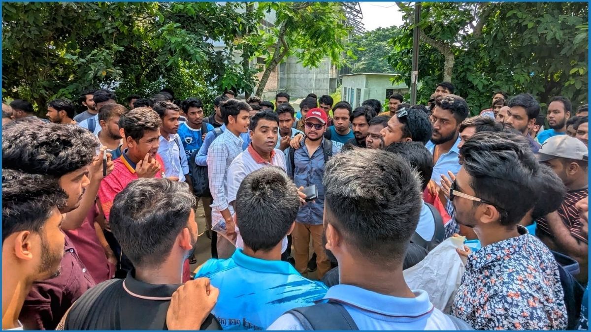 ফিটনেসবিহীন বাস বাতিলের দাবিতে শিক্ষার্থীদের বিক্ষোভ
