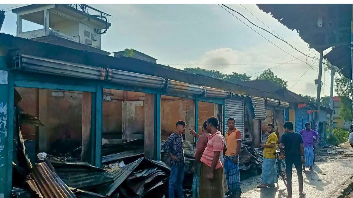 পরশুরামে আগুনে পুড়ল ৮ দোকান