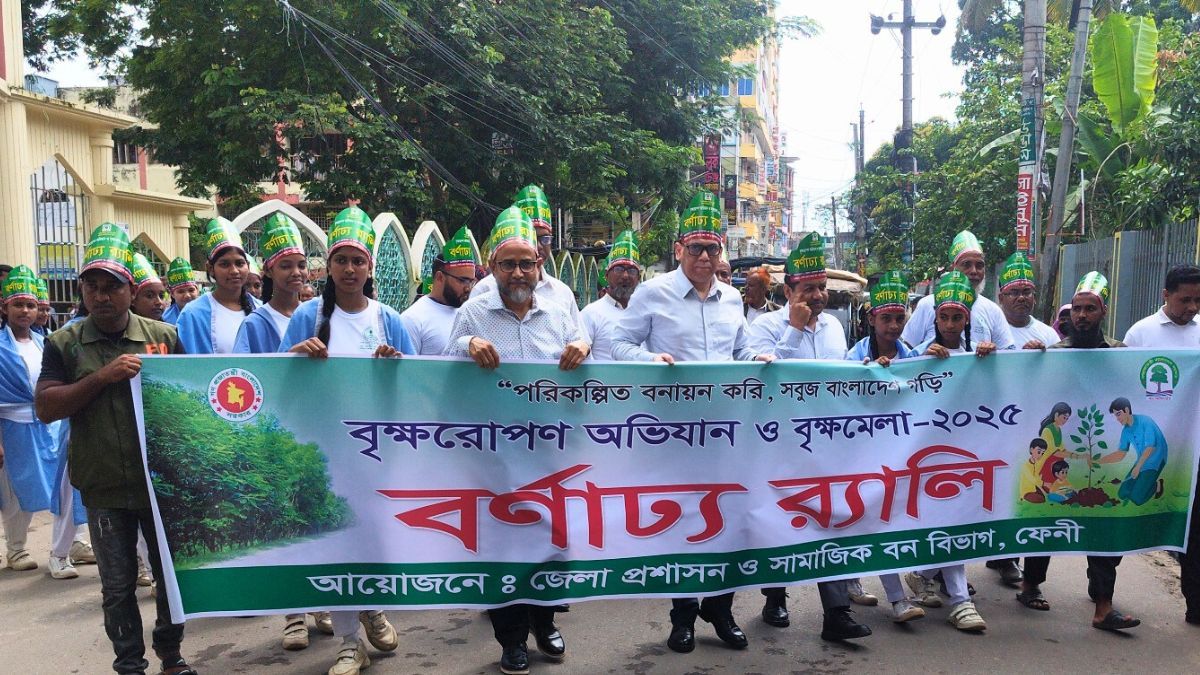 পরিবেশ রক্ষায় অন্তত একটি করে গাছ লাগানোর আহ্বান ফেনীর ডিসির