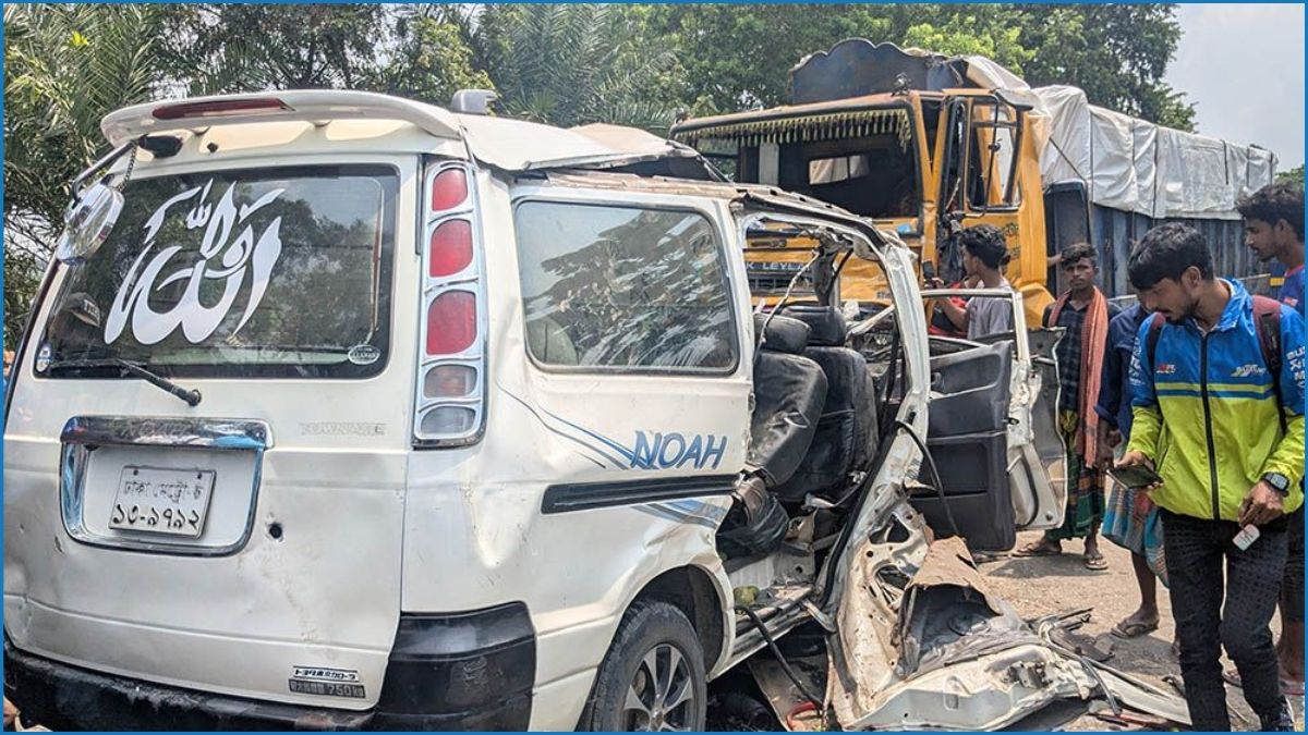 নাটোরে মাইক্রোবাস-ট্রাক সংঘর্ষে নিহত ৬