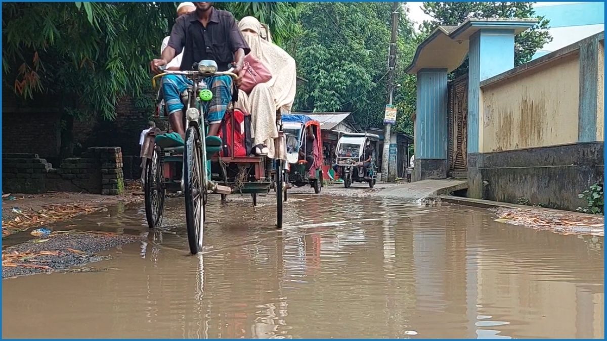 বগুড়ায় সড়কের বেহাল দশা, ভোগান্তিতে কয়েক হাজার মানুষ