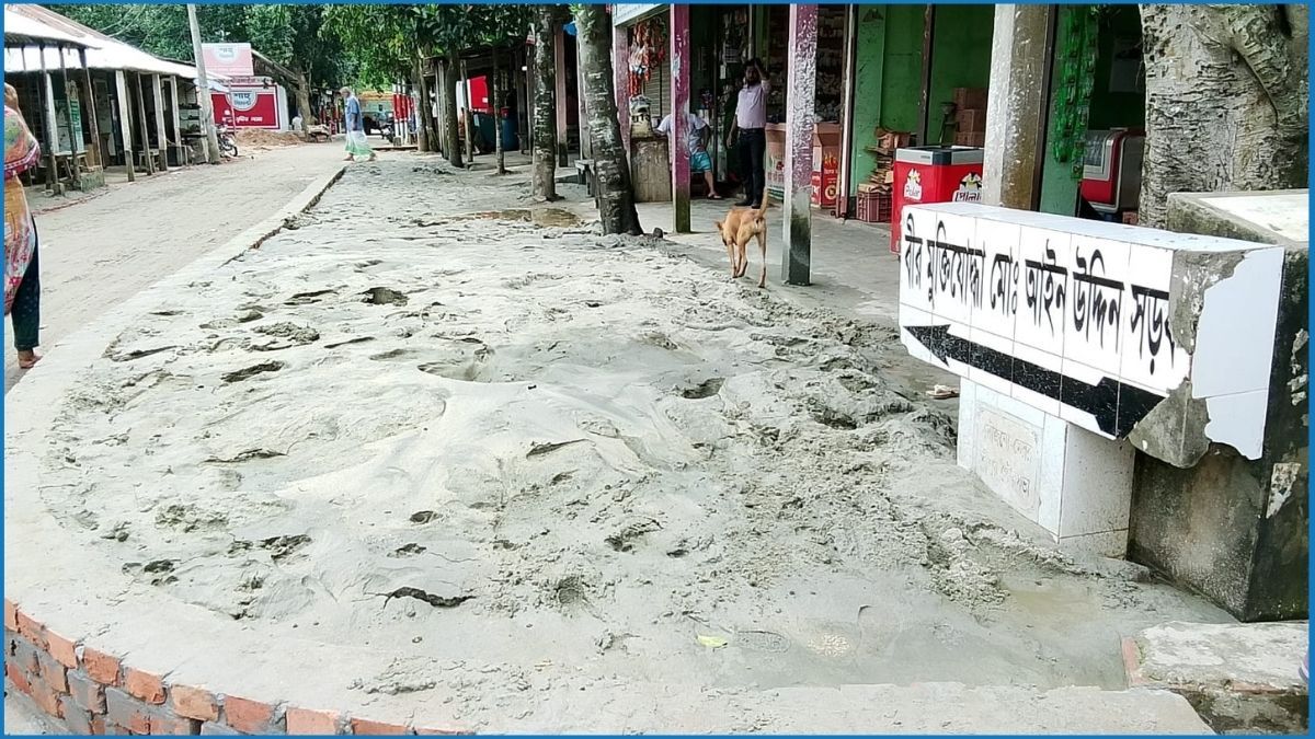 গাজীপুরে রাস্তা দখল করে বাউন্ডারি প্রাচীর নির্মাণ!