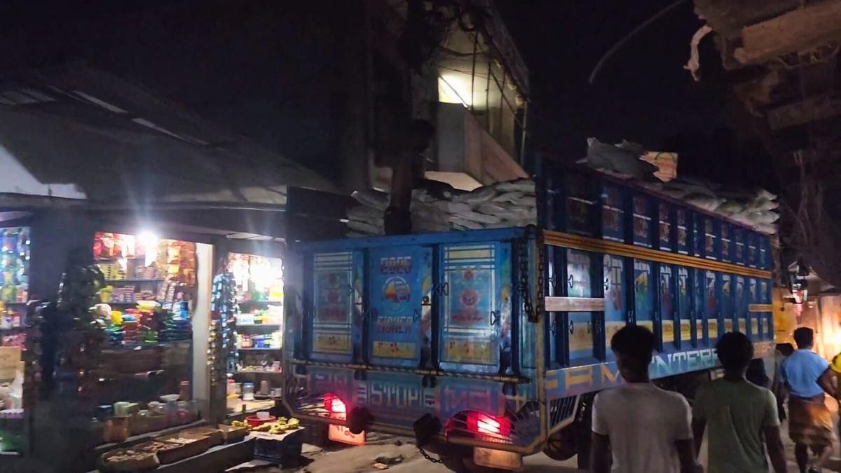 বগুড়ায় চুরি হওয়া মাছের খাবারের ট্রাক রূপগঞ্জে যুবদল নেতার দোকান থেকে উদ্ধার