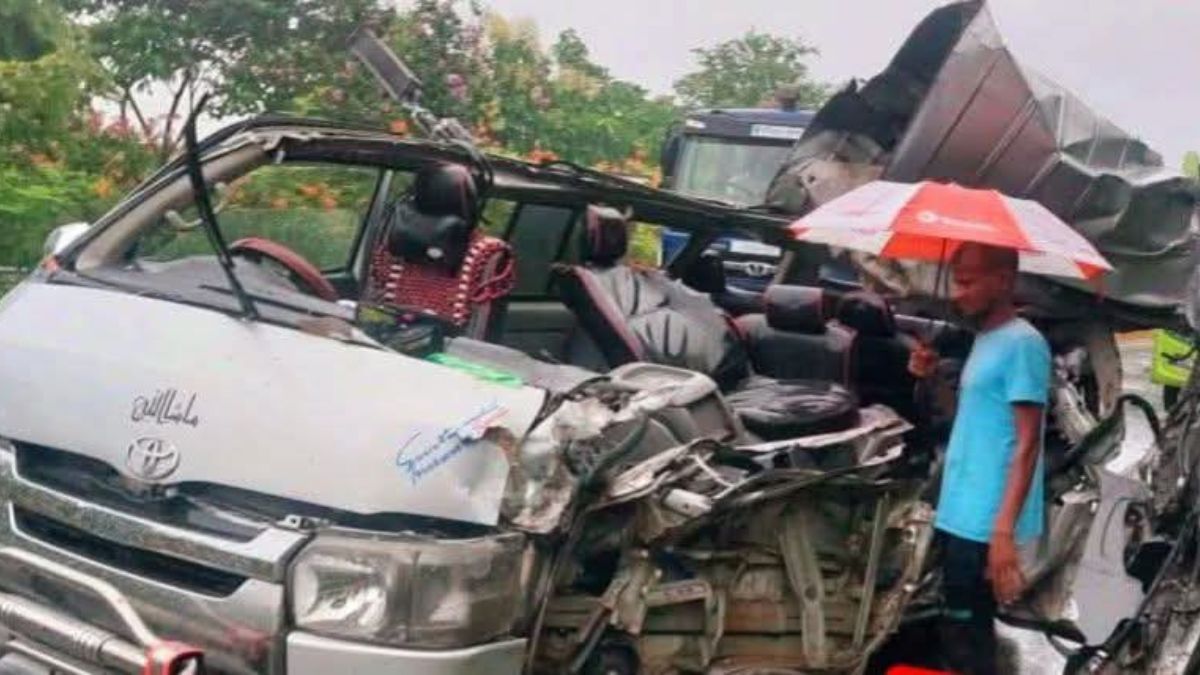 ঢাকা-ভাঙ্গা এক্সপ্রেসওয়েতে কাভার্ডভ্যান-মাইক্রোবাস সংঘর্ষ, নিহত ২