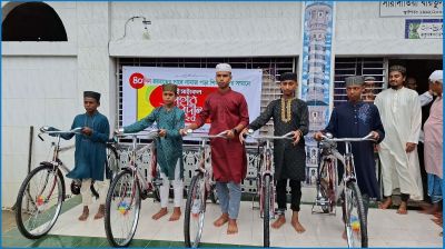 ২০০ ওয়াক্ত নামাজ জামাতে আদায় করে বাইসাইকেল পেল ৫ শিক্ষার্থী