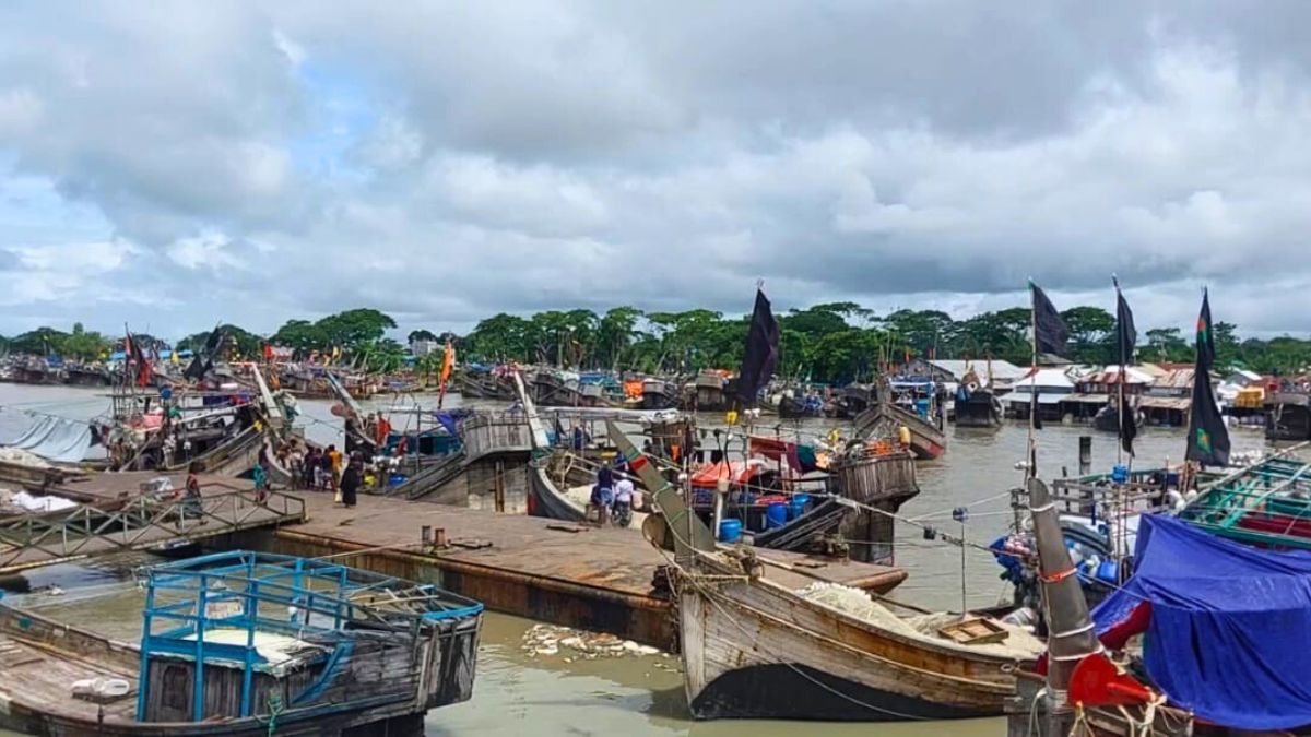বৈরী আবহাওয়ায় ইলিশ শূন্য ট্রলার, বিপাকে উপকূলের জেলেরা