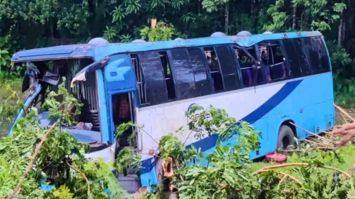 কক্সবাজার-চট্টগ্রাম সড়কে বাস খাদে, আহত ২০